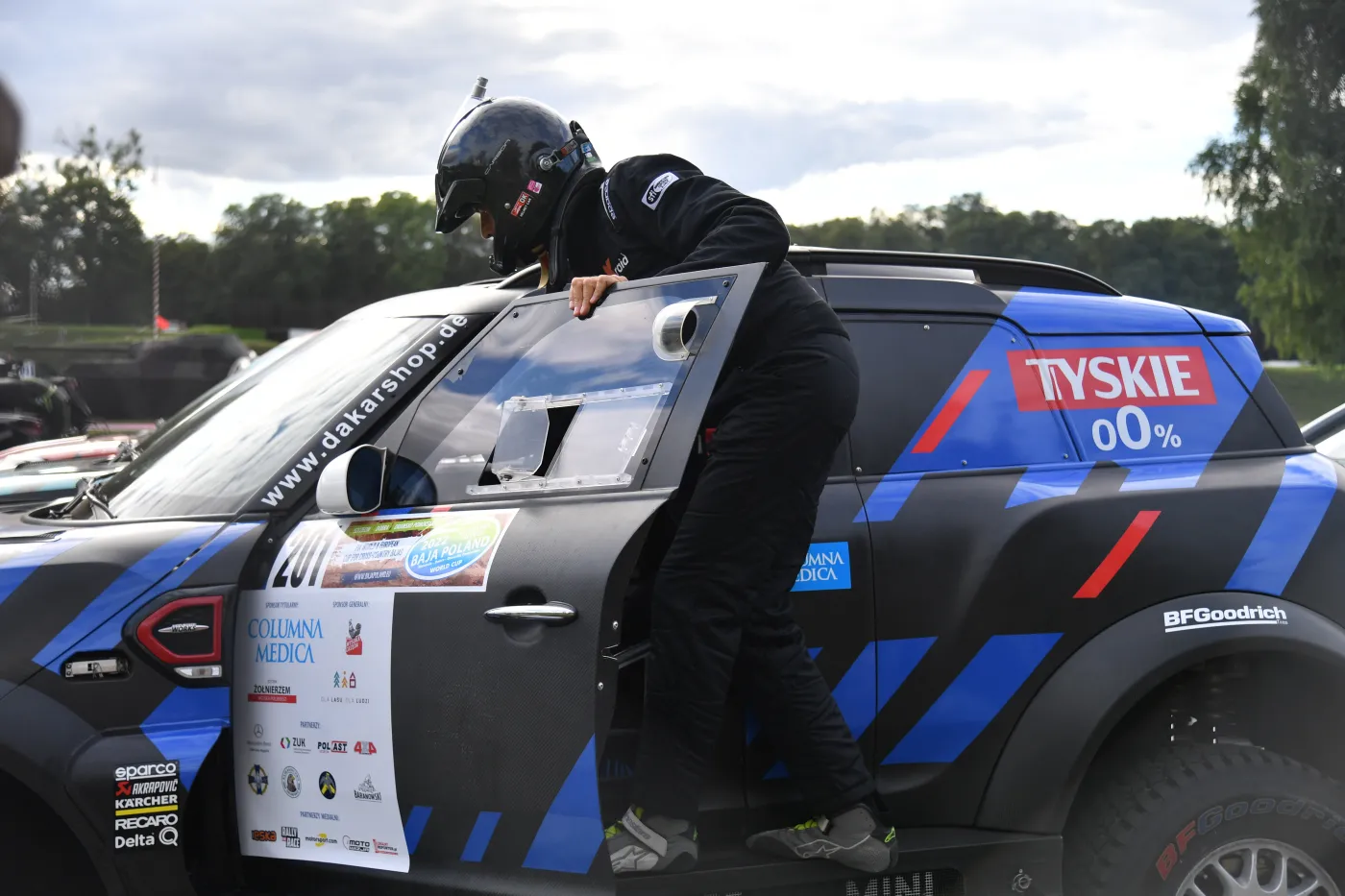 Krzysztof Hołowczyc przed rozpoczęciem terenowego rajdu Orlen Baja Poland w Szczecinie