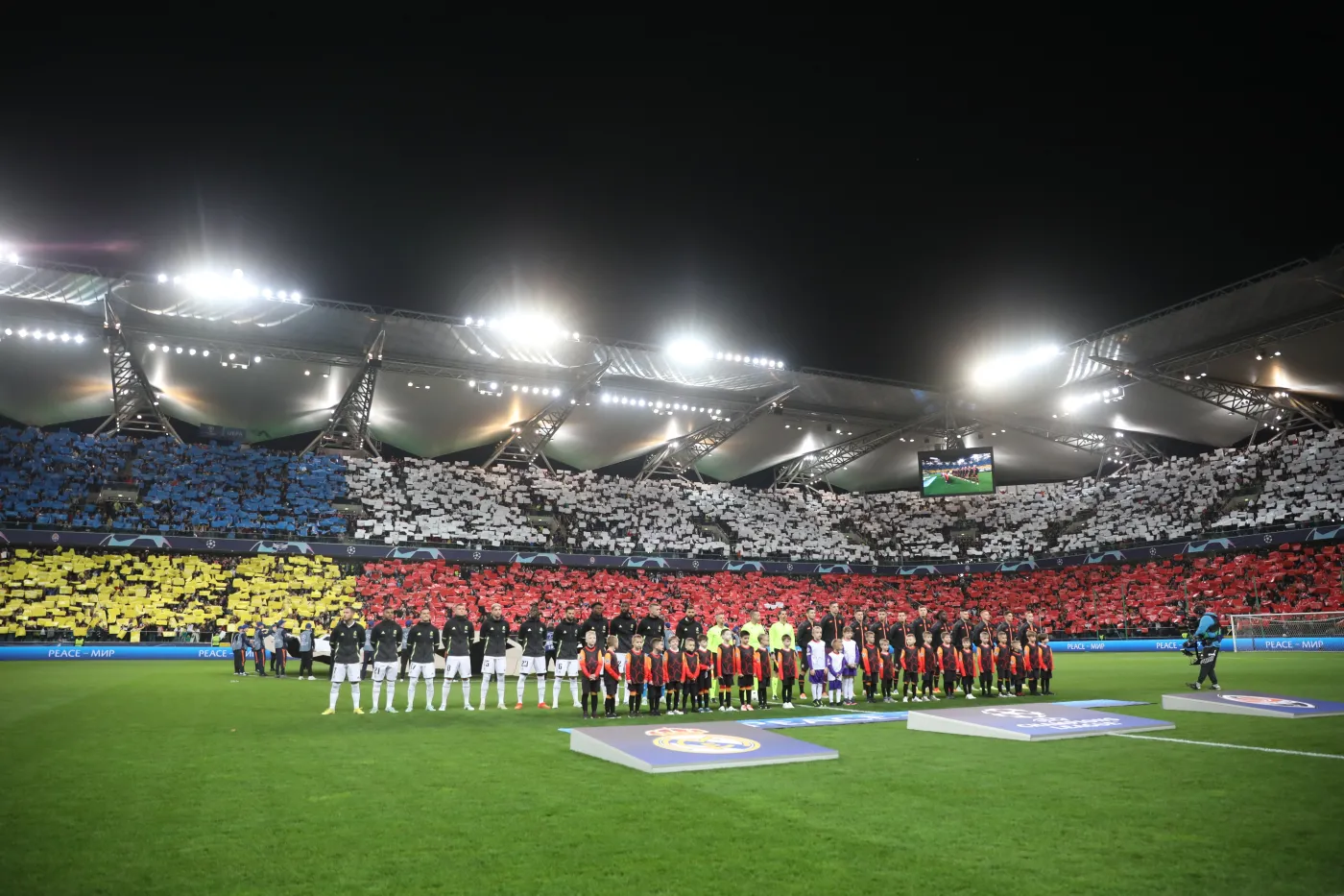 Piękna oprawa meczu Szachtara z Realem. Prawie 30 tys. kibiców w Warszawie