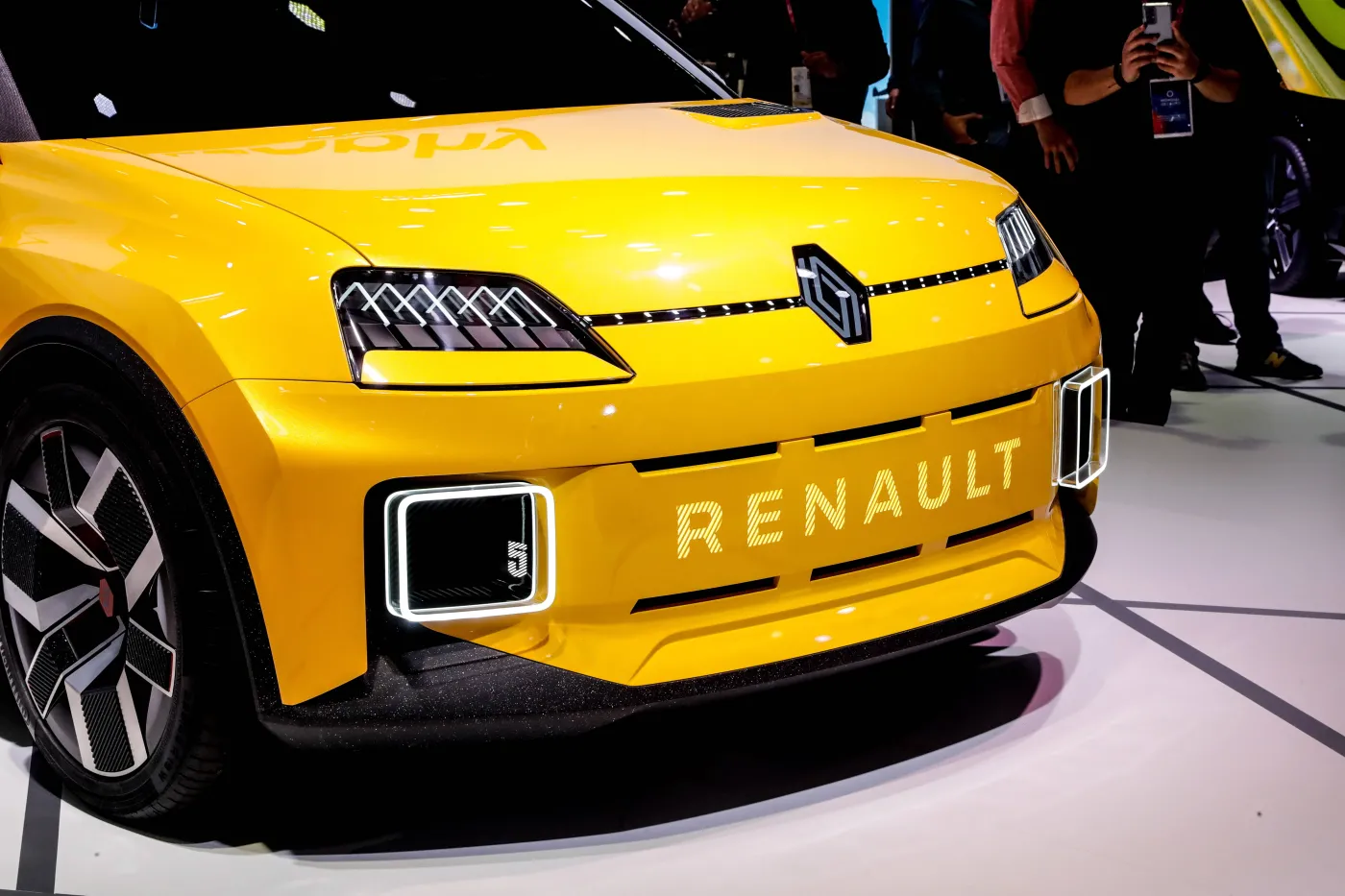 nowy-model-renault-na-wystawie-podczas-mondial-de-lautomobile-paris-motor-show-w-paryzu-37594527.jpg
