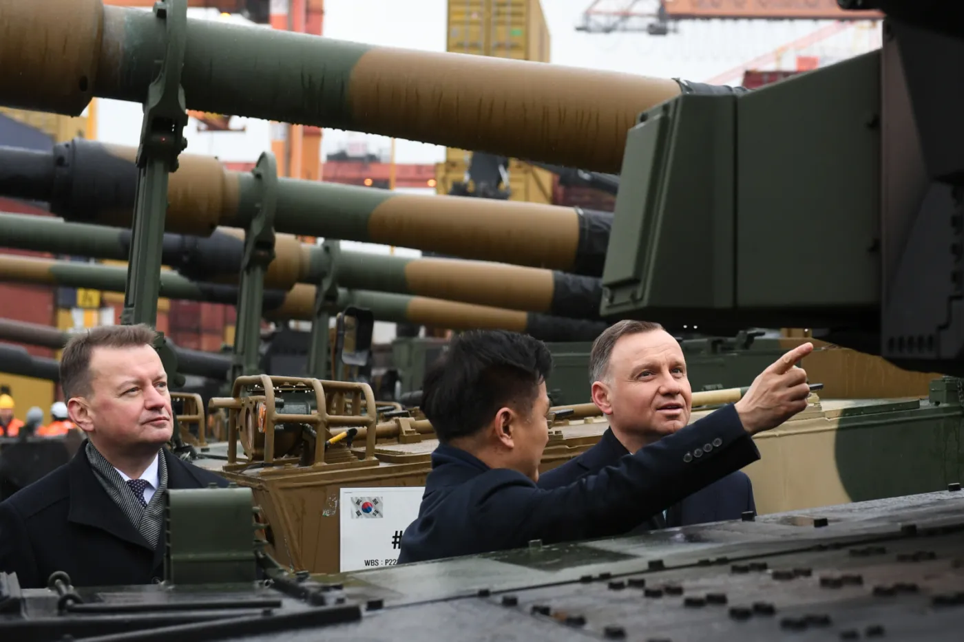 Koreańskie czołgi i armatohaubice rozładowane w Gdynii [ZDJĘCIA]