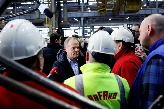 Donald Tusk odwiedził Rafako. Parlamentarzyści PiS mówią o "politycznym wiecu"