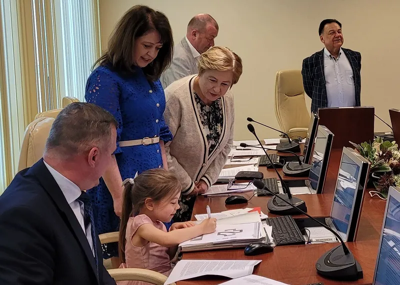 Co robi samorząd dla dzieci? Młodzi przepytują marszałków swoich regionów [GALERIA]