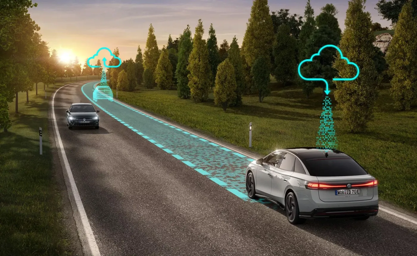 wymiana-danych-miedzy-autami-w-ruchu-pozwala-na-szybsze-reagowanie-na-sytuacjena-drodze-37866135.jpg