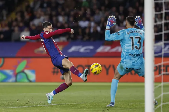 Lewandowski znów zaliczył fatalne pudło, ale Xavi stanął w jego obronie [WIDEO]