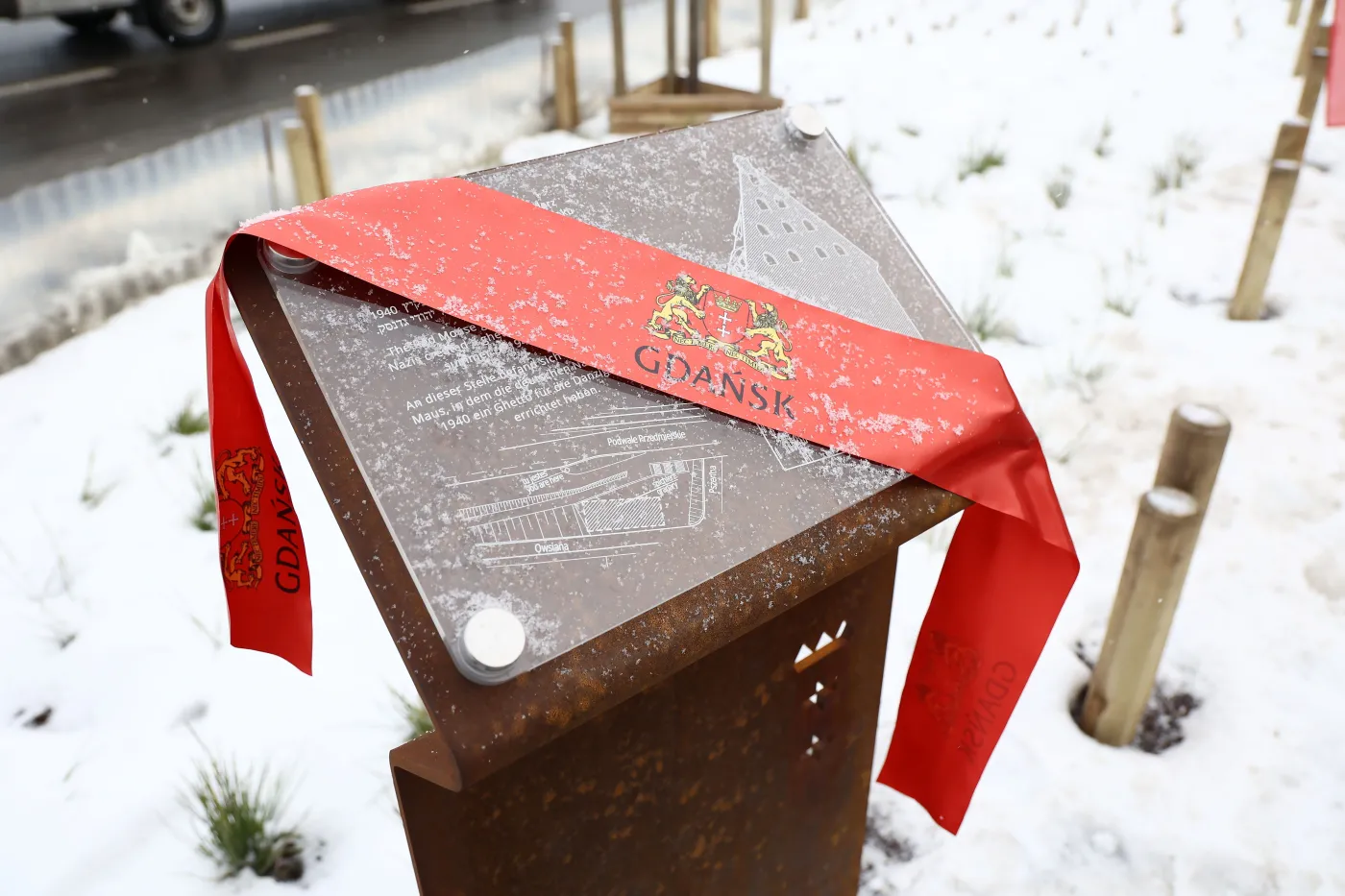 Tę tablicę odsłonięto w grudniu, upamiętniała gdańskie getto. Ktoś już zdążył ją zniszczyć