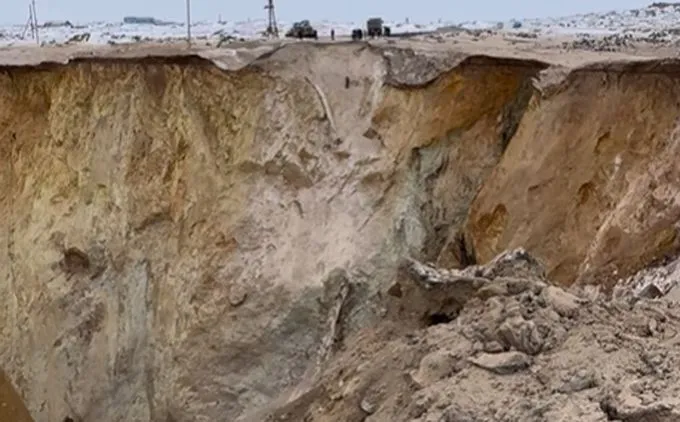 Autobus wpadł do krateru w kopalni złota w Kazachstanie. Są ofiary śmiertelne