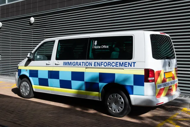 Migranci "przechytrzyli" urzędników i uniknęli deportacji