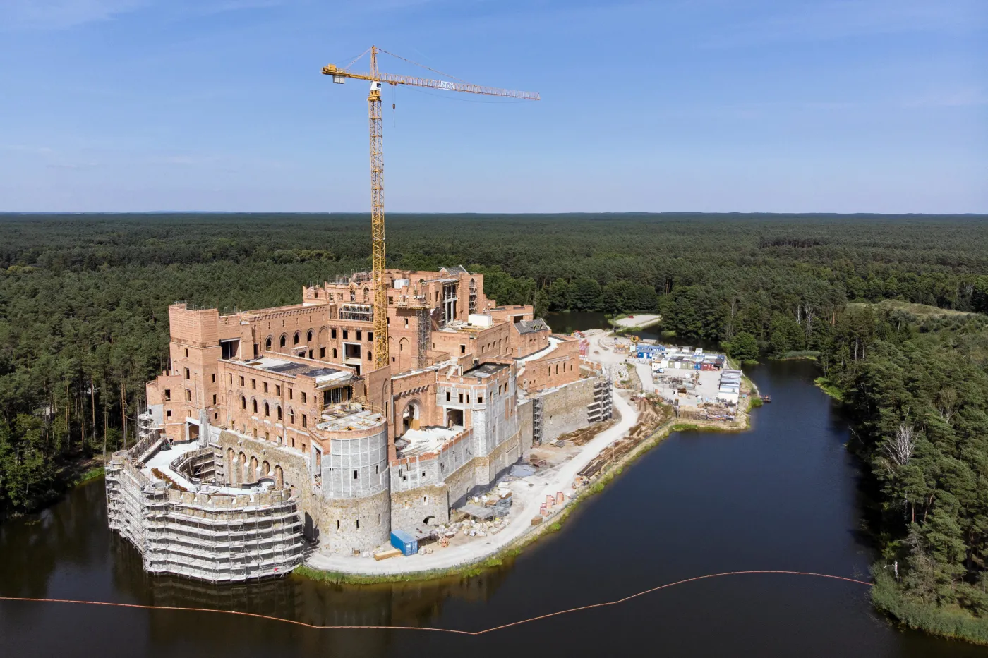 Budowa zamku w Stobnicy (woj. wielkopolskie) od samego początku budziła wiele kontrowersji