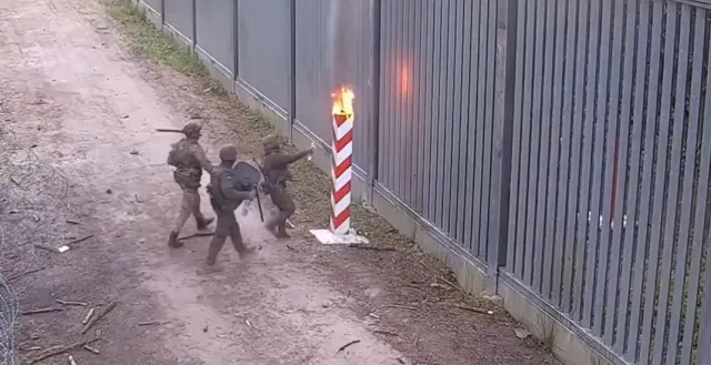 Z białoruskiej strony wysunął się płonący kij. "Nie szanują polskich symboli narodowych"