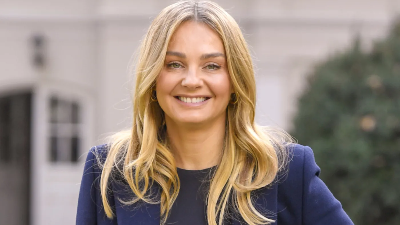 Z czym nosić czarne kozaki? Małgorzata Socha robi to dobrze