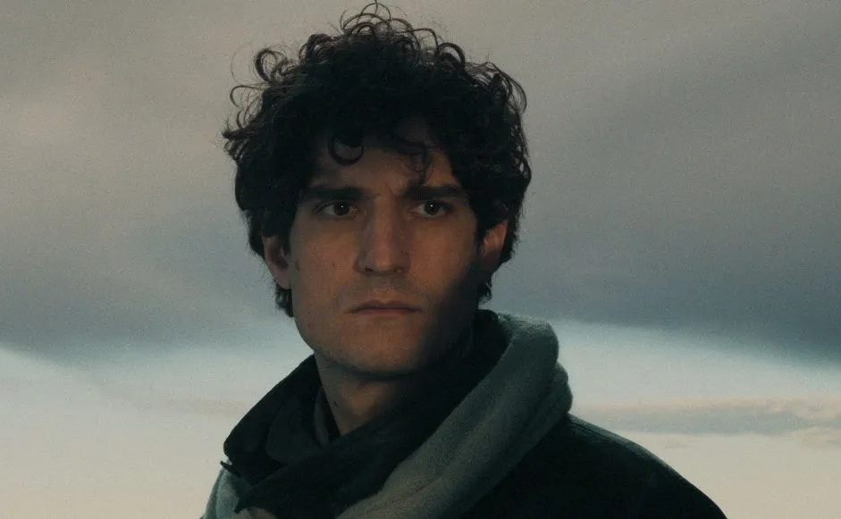 Louis Garrel jako Antoine de Saint-Exupéry w filmie "Saint-Exupéry. Zanim powstał Mały Książę"