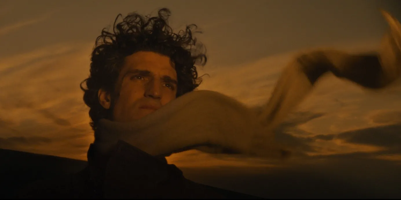 Louis Garrel jako Antoine de Saint-Exupéry w filmie "Saint-Exupéry. Zanim powstał Mały Książę"