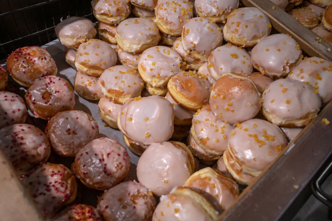 Pączek z dubajską czekoladą. Ile ma kalorii? Jak je szybko spalić? Tłusty czwartek 2025