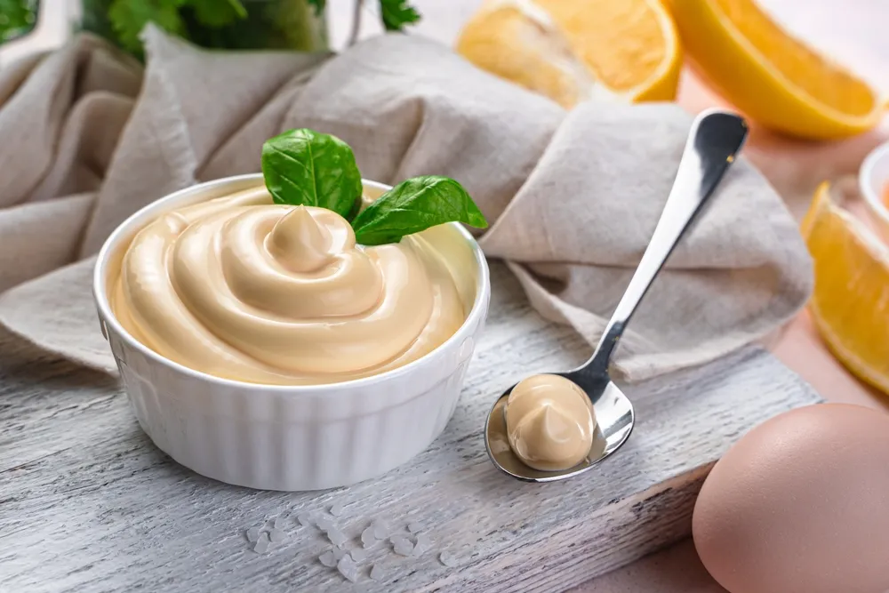 Majonez można z powodzeniem przygotować w domu. Będzie o wiele lepszy od tego ze sklepu