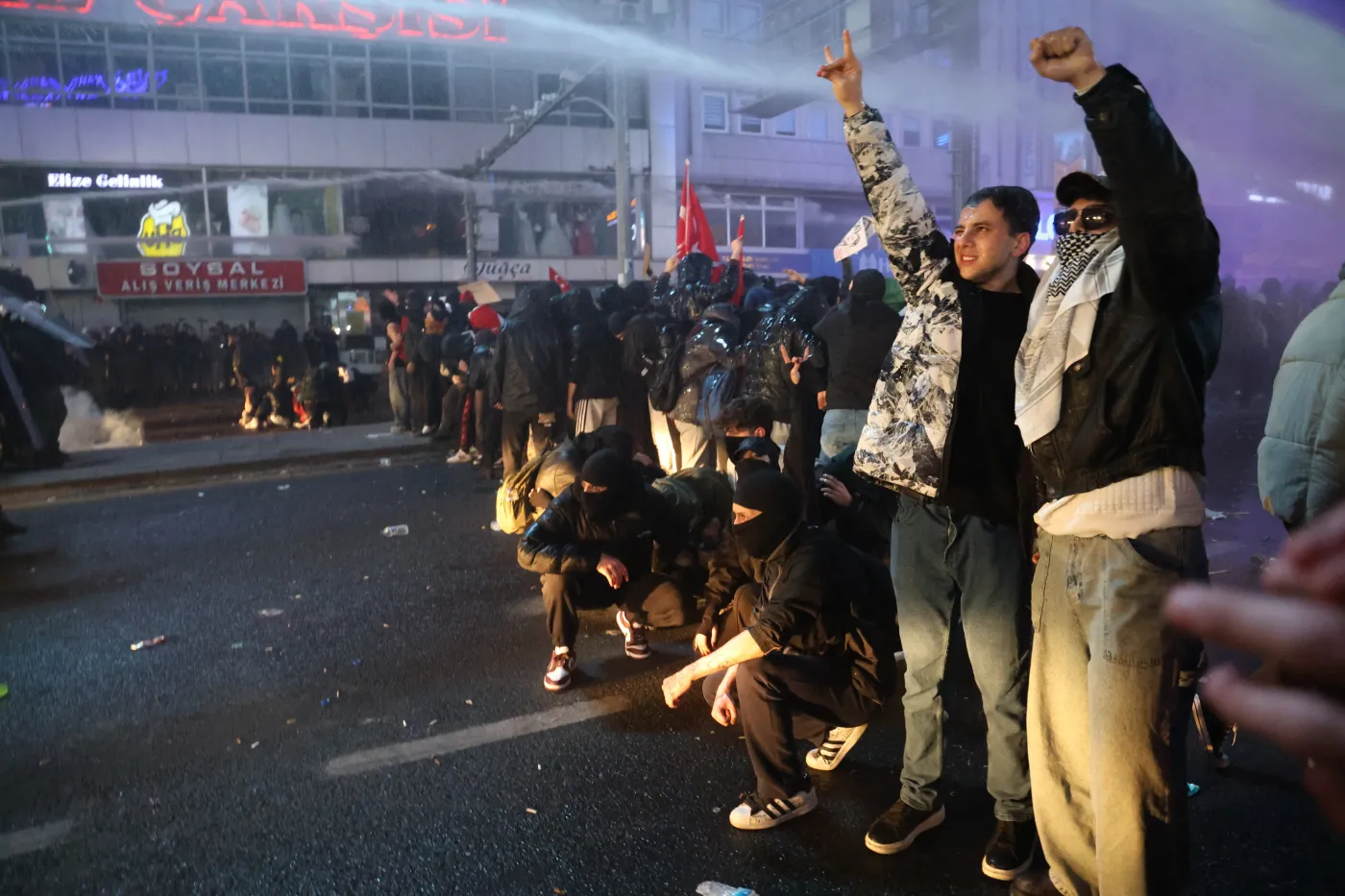 Zamieszki w Turcji. Race, gaz i panika. Policja zatrzymała 43 osoby