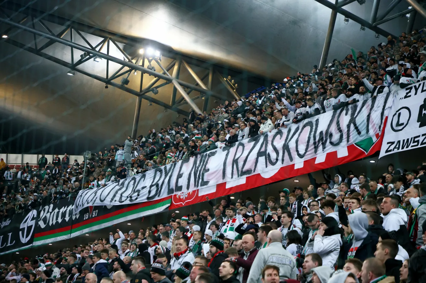 Polityczny transparent kibiców Legii Warszawa. "18 maja i 1 czerwca. Byle nie Trzaskowski"