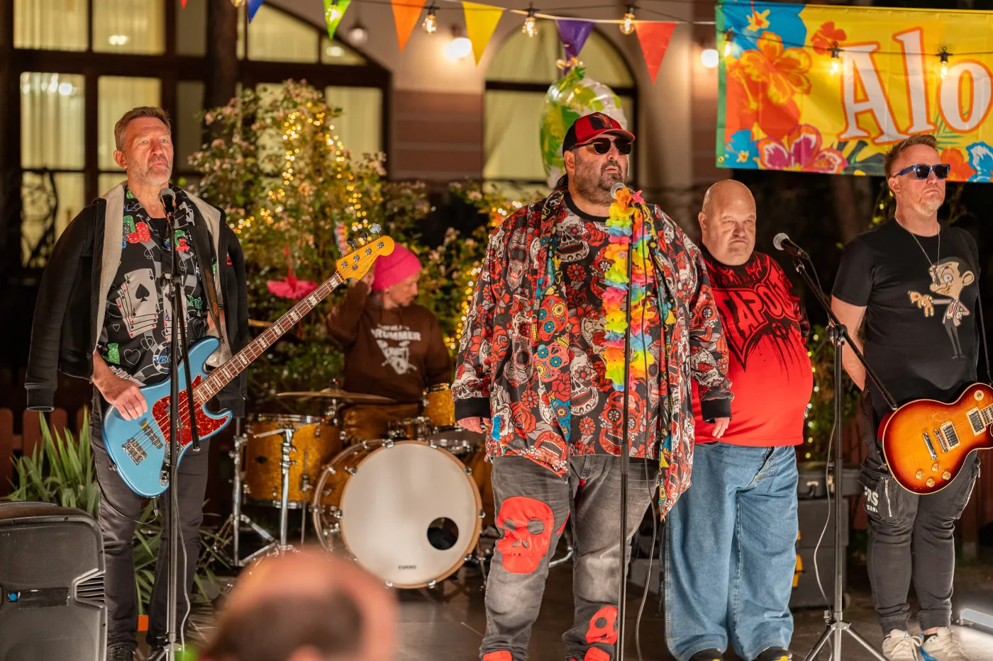 Zespół Piersi w teledysku do piosenki "Fortuna" promującej serial "Zajazd. Będzie się działo"