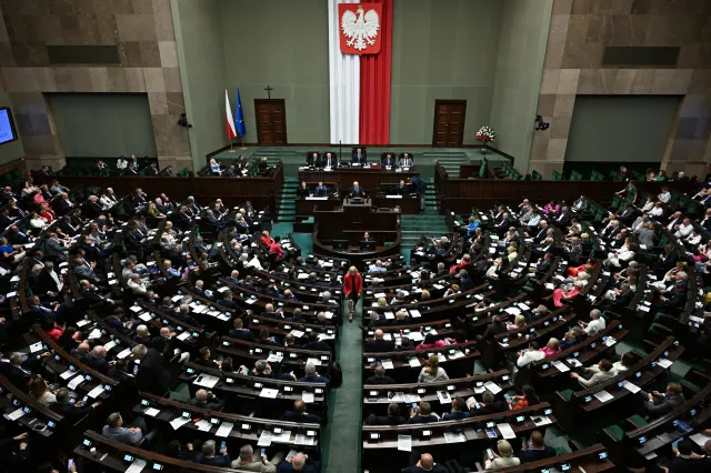 Tusk i Hołownia na dnie, Sikorski i Trzaskowski w cieniu. Jest nowy lider zaufania Polaków