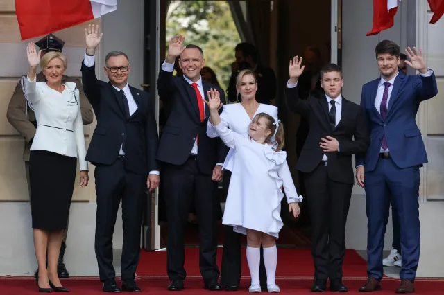 Tak Andrzej Duda witał Kasię Nawrocką. Reakcja dziewczynki bezcenna [WIDEO]
