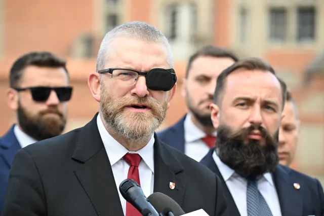 Tajemnicza opaska na oku Grzegorza Brauna. "Odkleiło się oczko temu misiu"