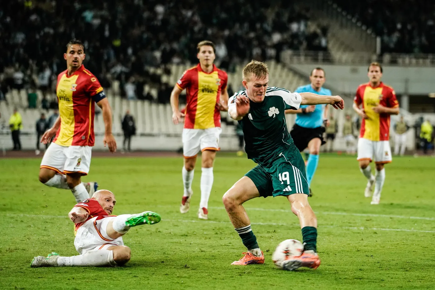 Cudowny gol Karola Świderskiego w Lidze Europy. Reprezentant Polski trafił w samo "okienko"