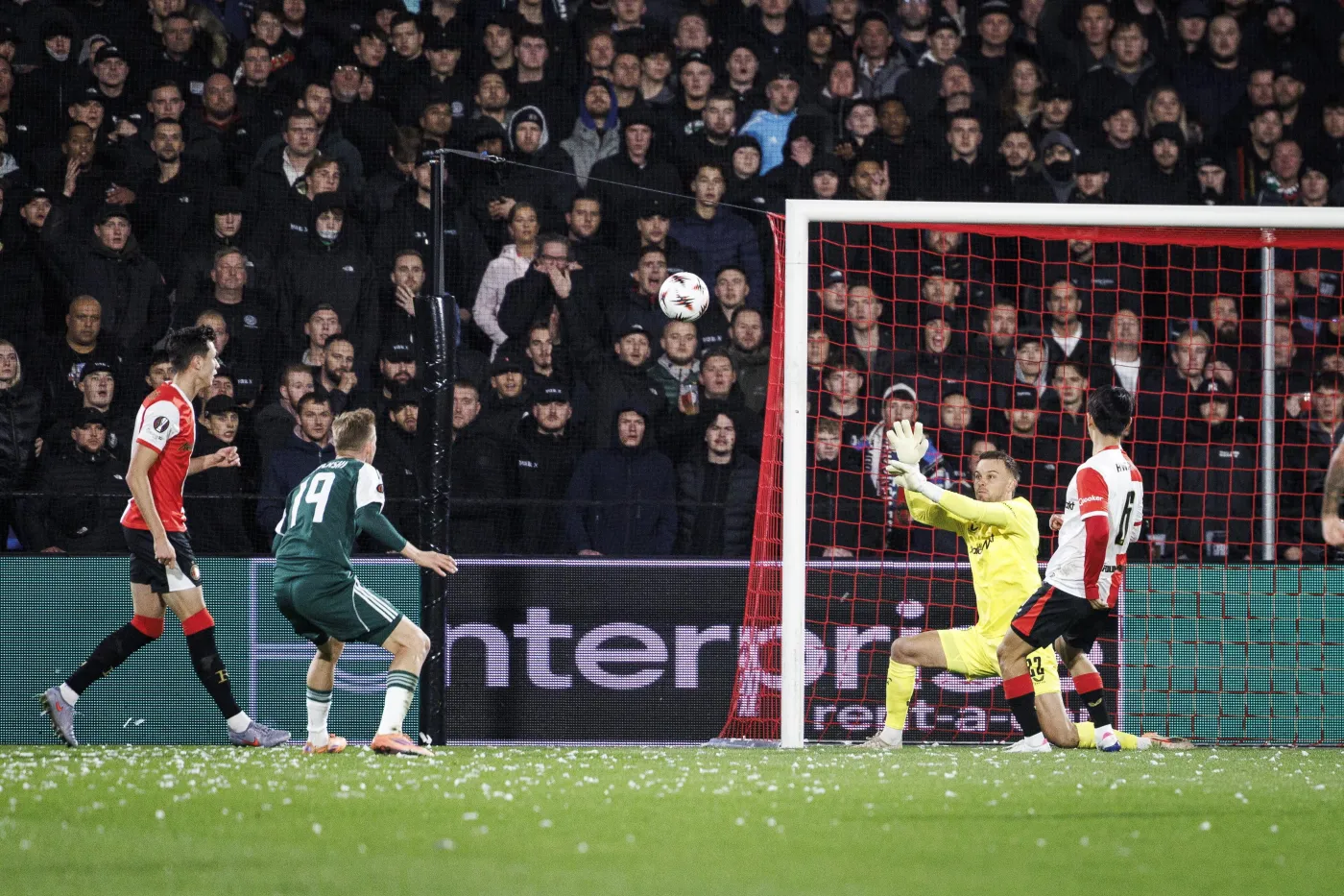 Liga Europy. Trzeci gol Świderskiego, debiut Ziółkowskiego, czerwona kartka Kędziory