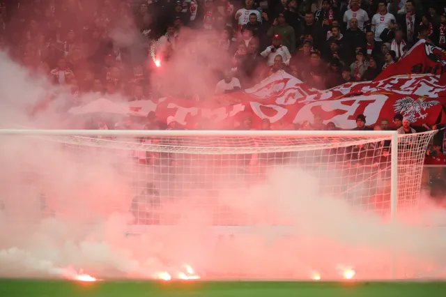 Skandal na PGE Narodowym przyćmił remis Polski z Holandią. Kibice rzucili na murawę race