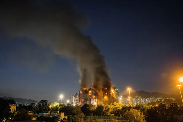 Potężny pożar w Hongkongu. Osiem wieżowców objętych ogniem. Wzrosła liczba ofiar, setki zaginionych