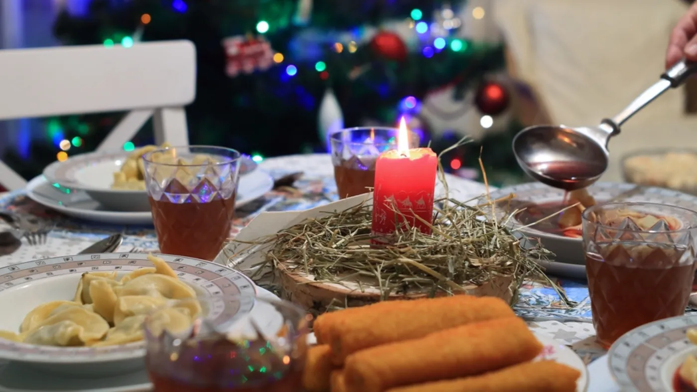 Świąteczne przesądy. W Wigilię wsuń to pod talerz, a będziesz bogaty