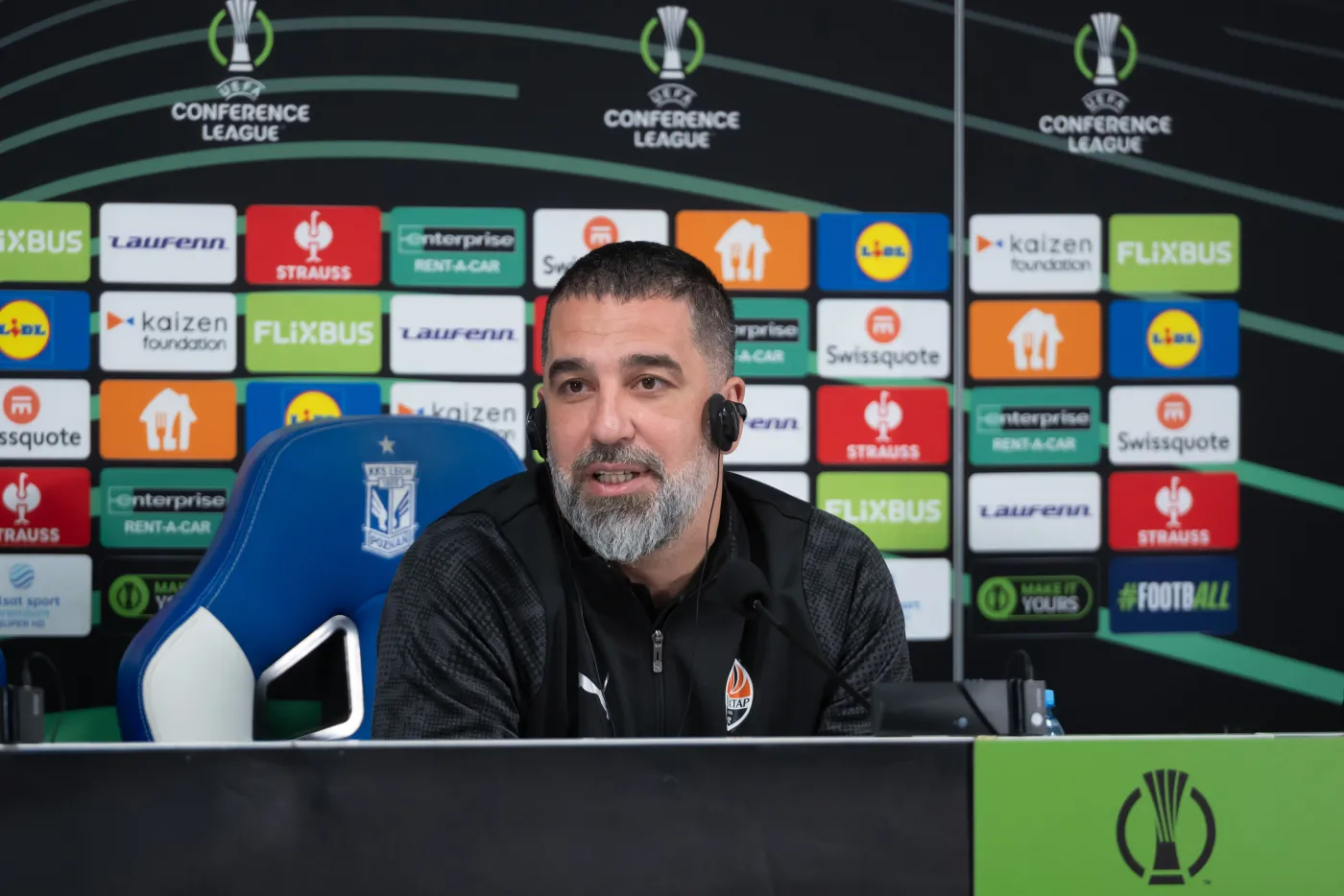 Trener Szachtara Donieck zrugał rzecznika Lecha Poznań. Rzucił słuchawkami i opuścił salę