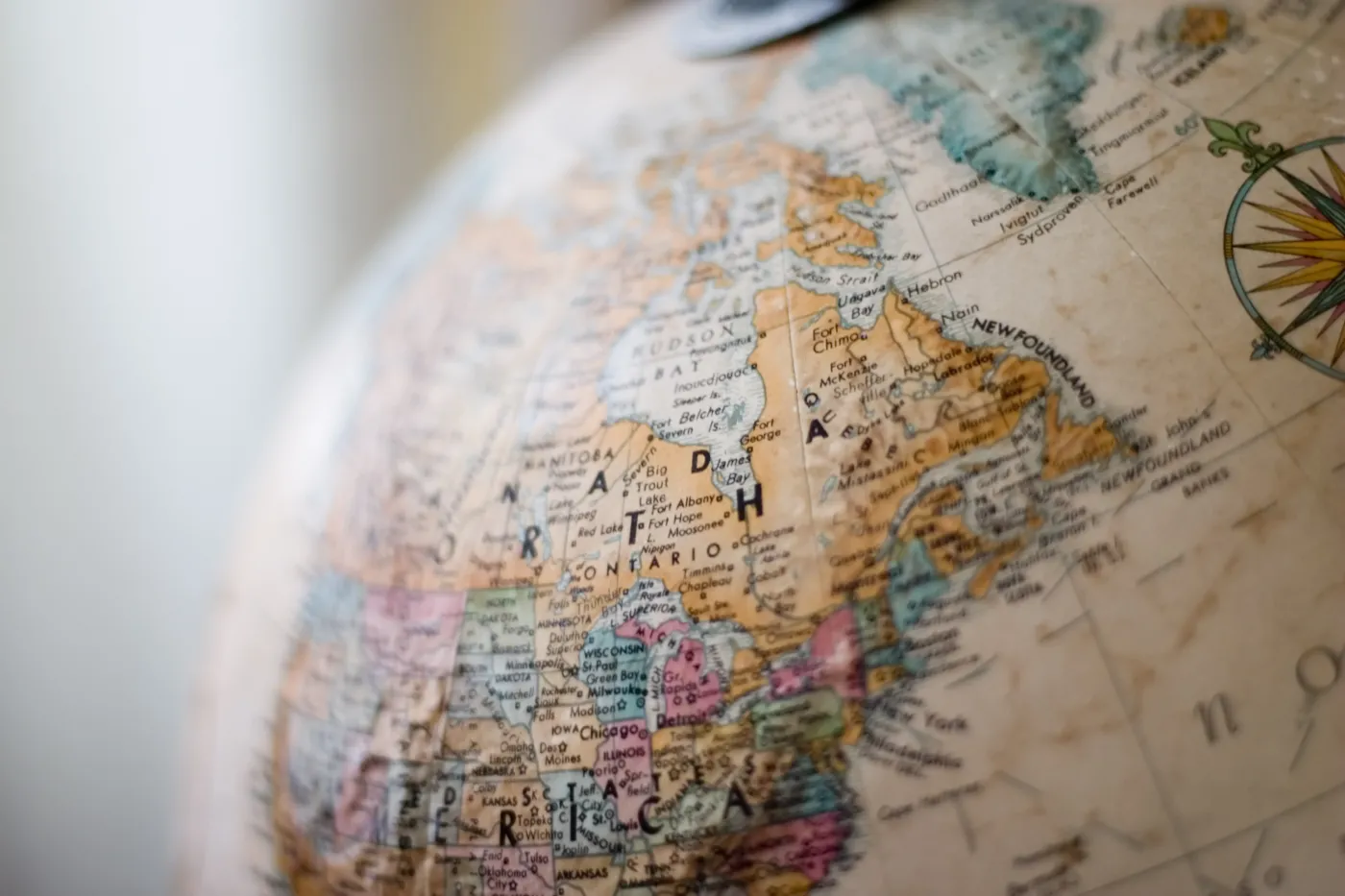 Antique,Globe,,Selective,Focus,Over,Ontario,,Chicago,,American,Midwest