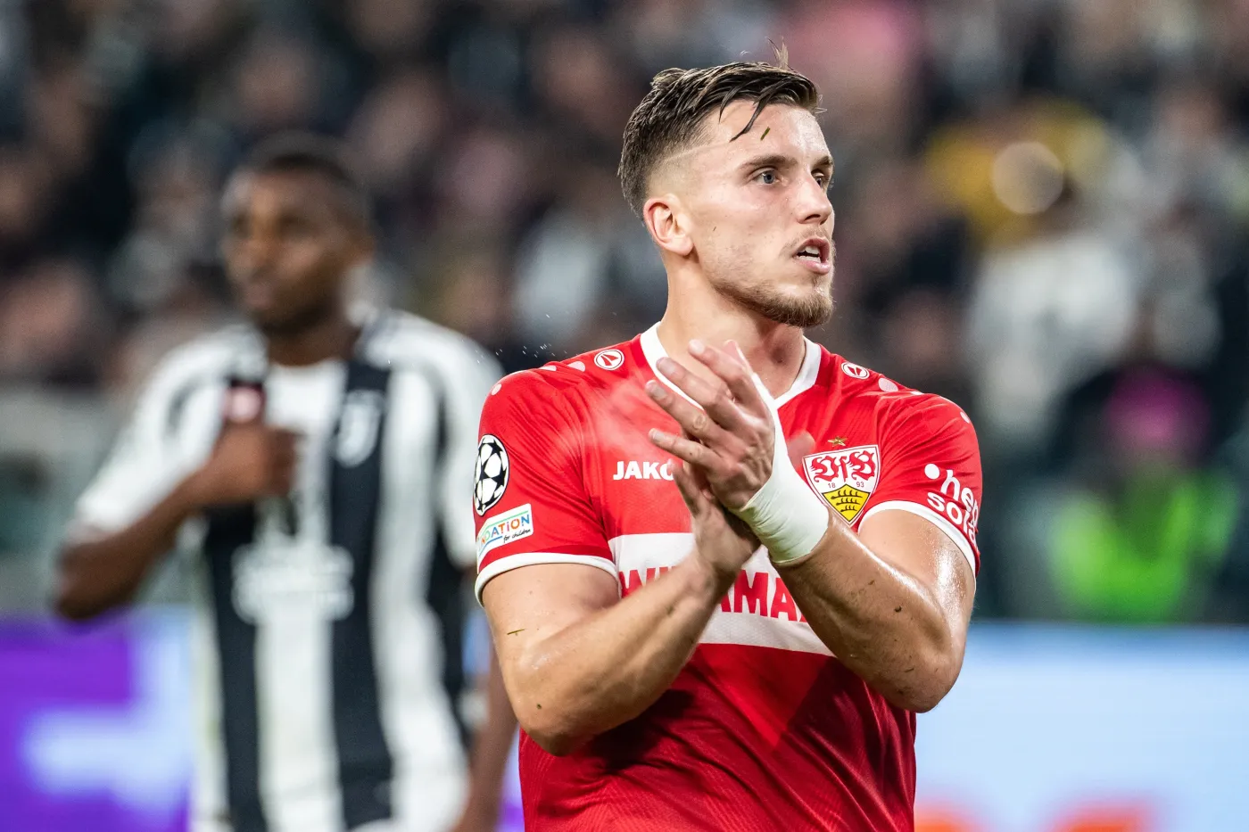 Piłkarz reprezentacji kraju będzie rozdawał kibicom piwo i lody. Musi dotrzymać obietnicy