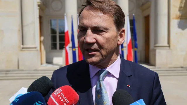 Sikorski daje wskazówki Nawrockiemu. O tym prezydent powinien rozmawiać z Trumpem