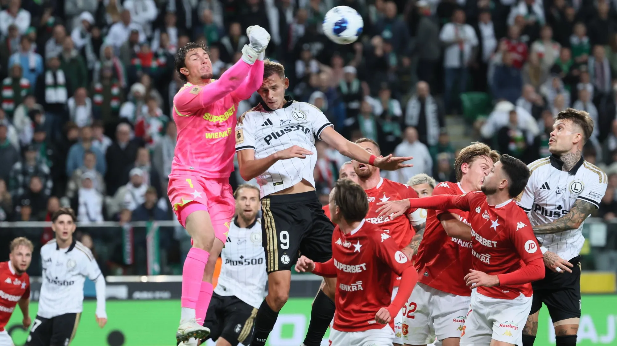 Legia nie wpuściła kibiców Wisły na stadion i piłki do siatki. W stolicy wpuszczał tylko bramkarz "Białej Gwiazdy"