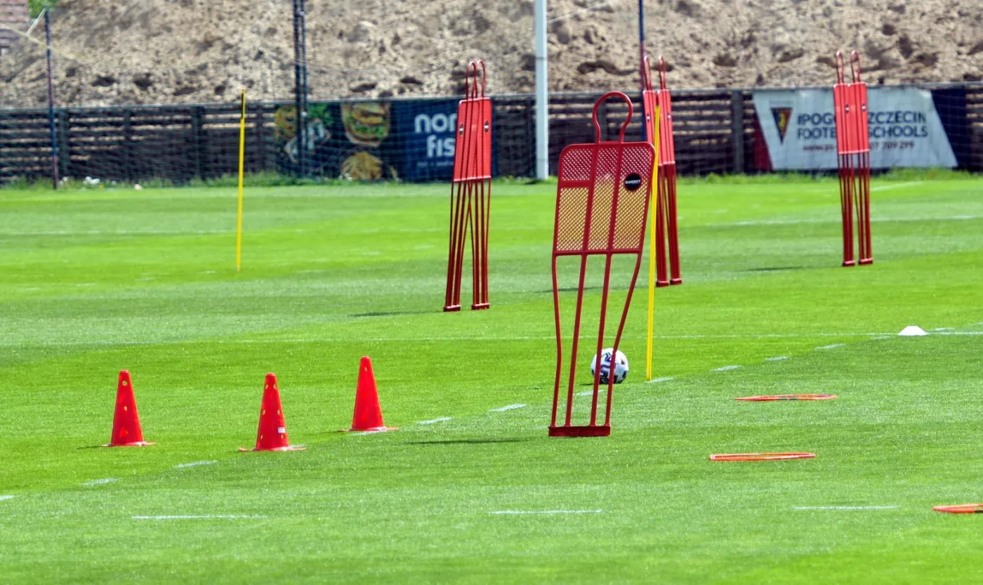 Boisko treningowe przy przebudowywanym Stadionie Miejskim im. Floriana Krygiera w Szczecinie