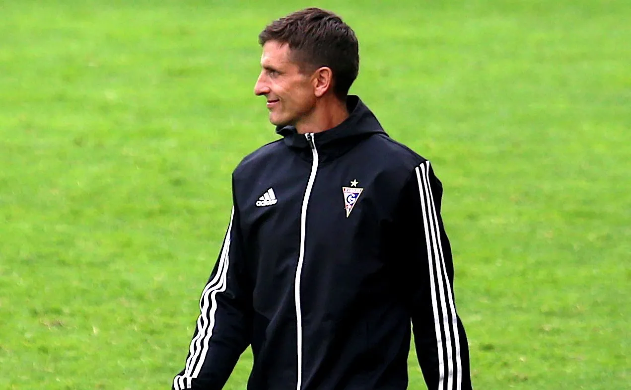 Trener Górnika Zabrze Marcin Brosz podczas meczu piłkarskiej Ekstraklasy z Piastem Gliwice