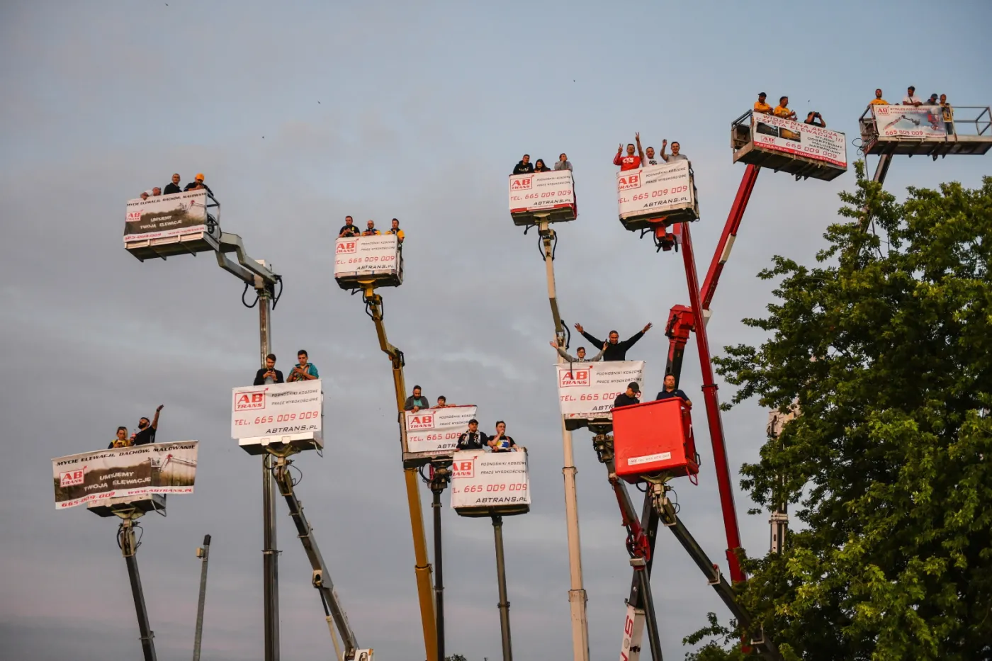 Kibice Motoru Lublin wynajęli 18 dźwigów, by obejrzeć mecz swojej drużyny