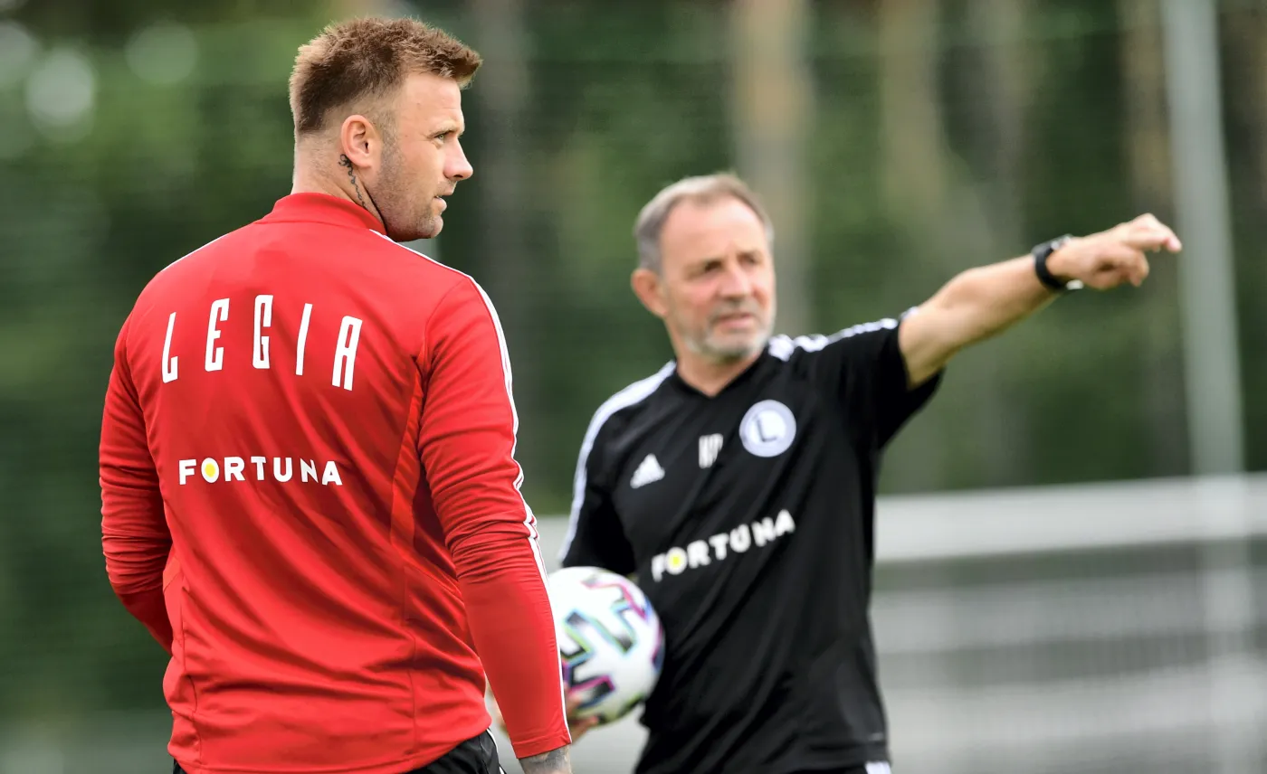 Artur Boruc (L) i szkoleniowiec bramkarzy Krzysztof Dowhań (P) podczas treningu Legii Warszawa
