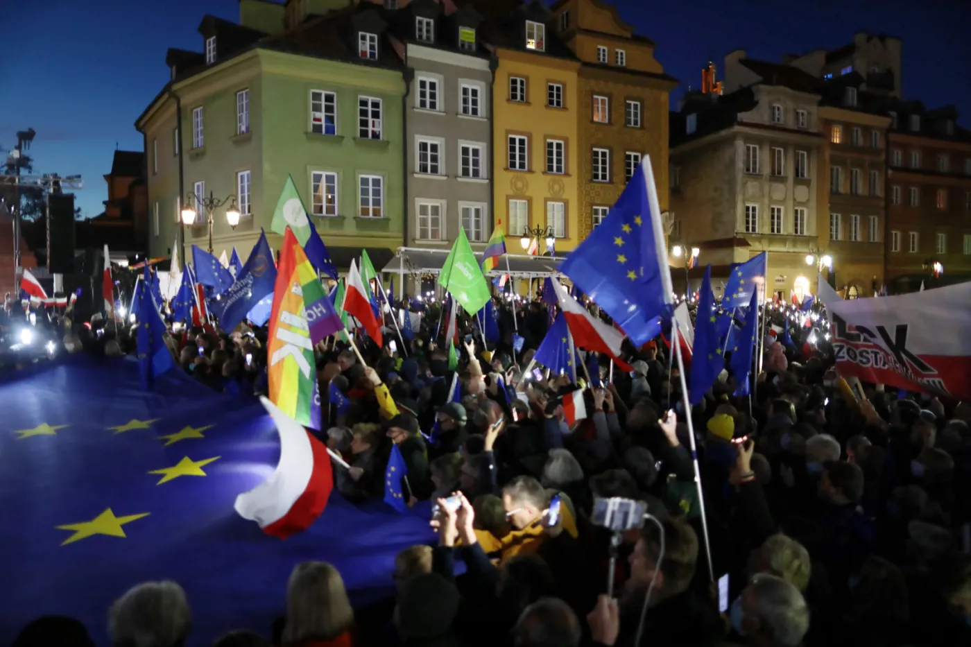 manifestacja-poparcia-dla-obecnosci-polski-w-unii-europejskiej-na-pl-zamkowym-w-warszawie-37260564.jpg