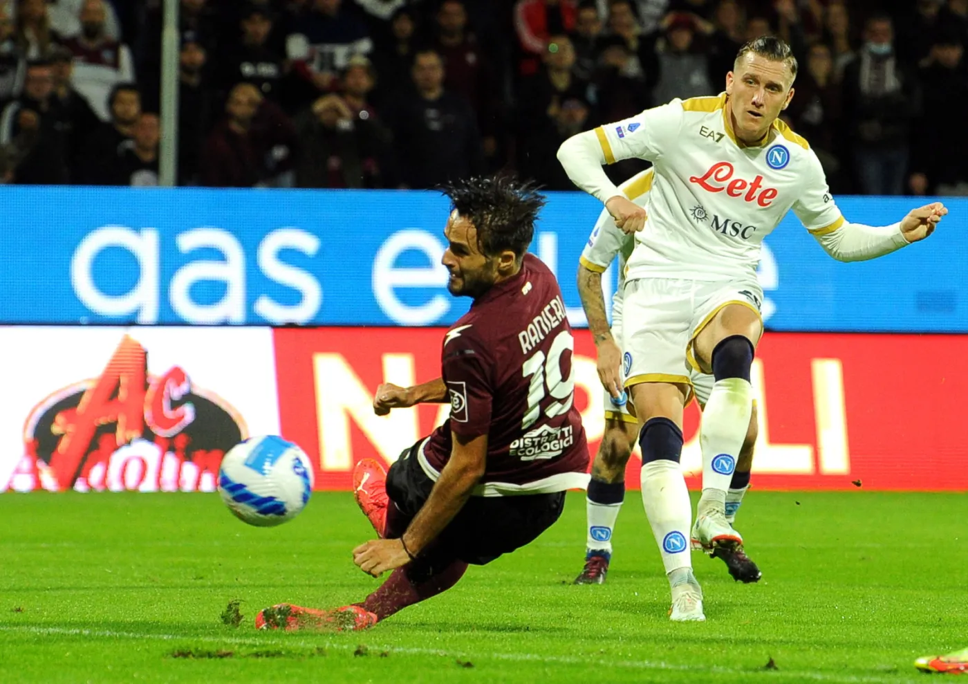Piłkarz SSC Napoli Piotr Zieliński (P) strzelający gola na 0:1 podczas meczu z US Salernitaną