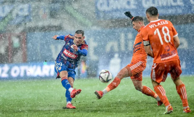 Zwycięstwo Piasta z Termaliką w zimowej scenerii [WIDEO]