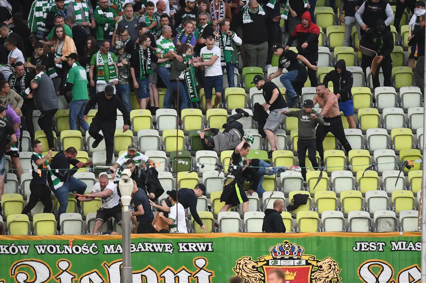Liga Konferencji. Lechia ukarana za zamieszki na stadionie