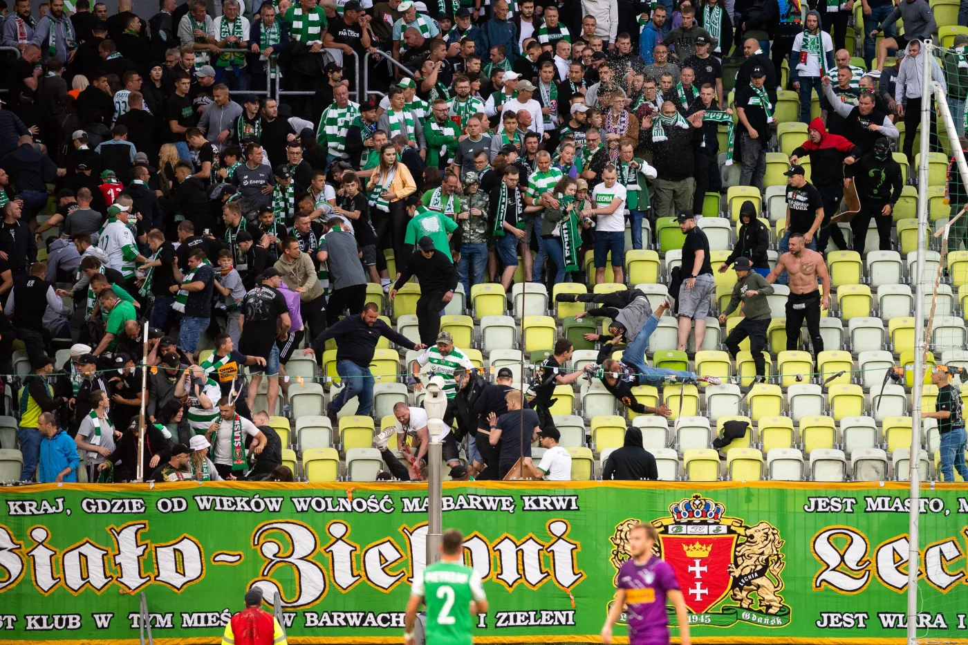 Dantejskie sceny w Gdańsku. Przerwany mecz Lechii w Lidze Konferencji