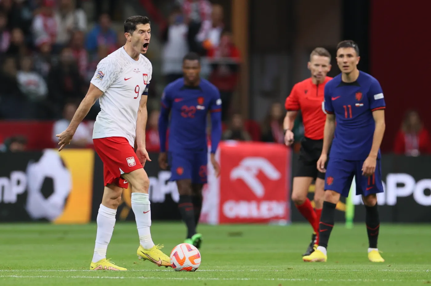 Robert Lewandowski (L) podczas meczu grupy A4 piłkarskiej Ligi Narodów z Holandią w Warszawie