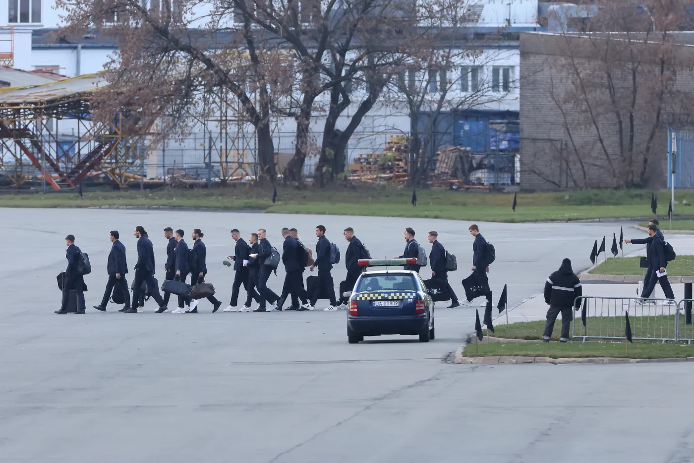 Piłkarska reprezentacji Polski na lotnisku w Warszawie, przed wylotem na mundial w Katarze