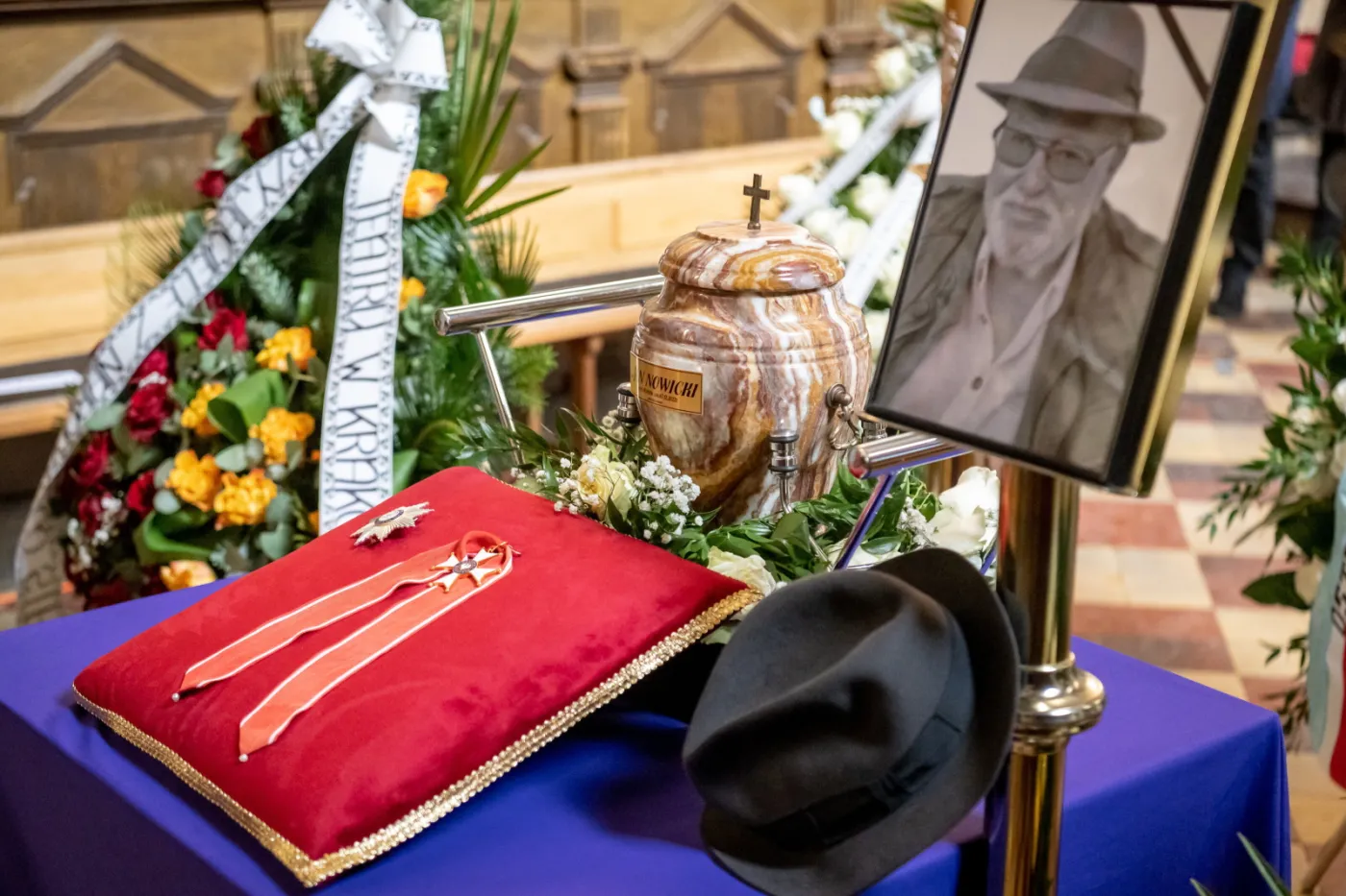 Pogrzeb Jana Nowickiego. Żegnali go rodzina, przyjaciele i wielu polskich aktorów