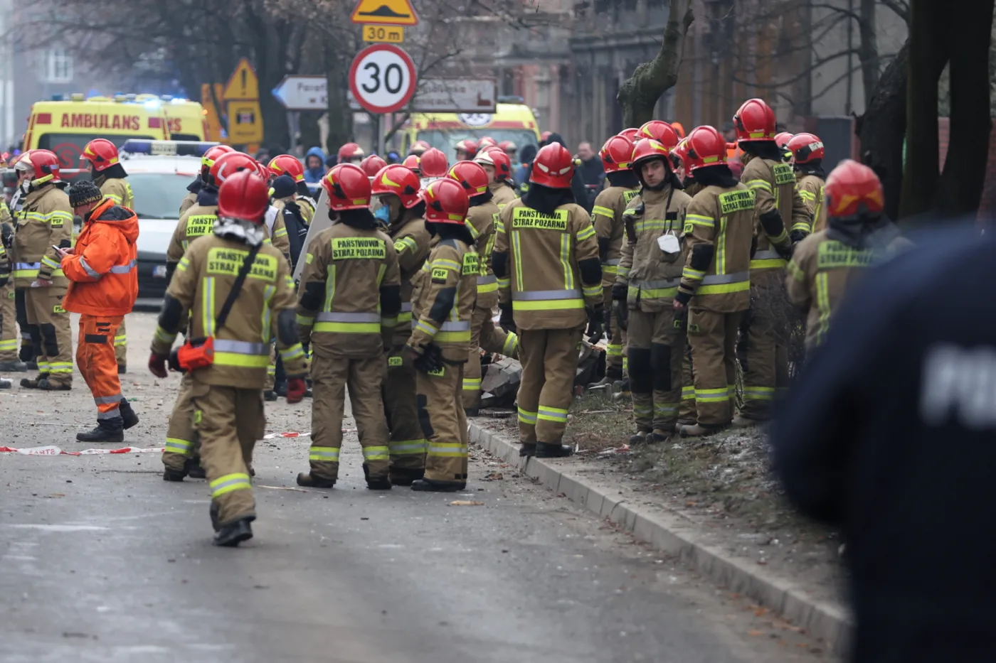 akcja-ratownicza-w-miejscu-wybuchu-gazu-w-trzypietrowej-kamienicy-w-katowicachszopienicach-37696388.jpg