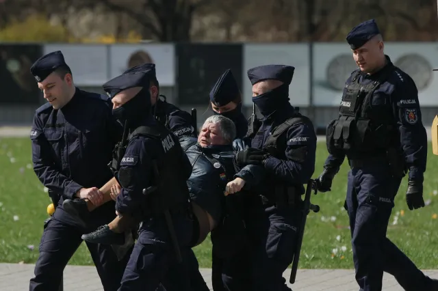 Incydent na placu Piłsudskiego. "Babcia Kasia", kontrowersyjny wieniec i interwencja policji