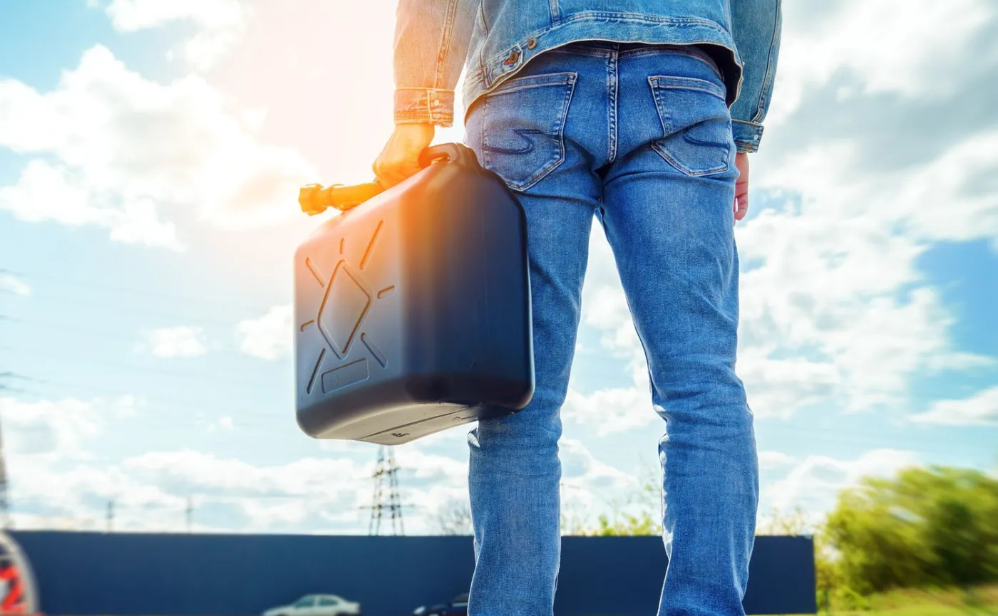 Groził ekspedientce, że podpali jej dom. Przy sobie miał kanister z benzyną