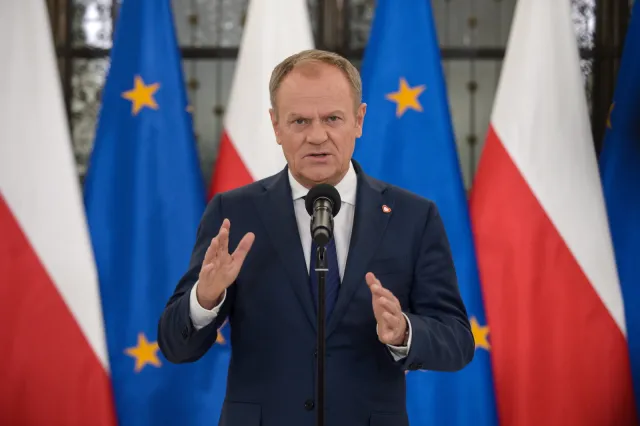 Tusk grzmi po decyzji ws. paktu migracyjnego. "Nie do przyjęcia"
